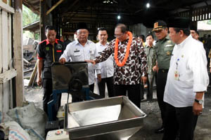 Inhil Dapat Bantuan Peralatan Pengolahan Kelapa Terpadu